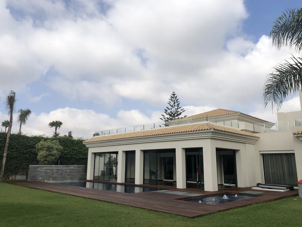 Villa privée Casablanca, terrasse bois exotique par Ofloor