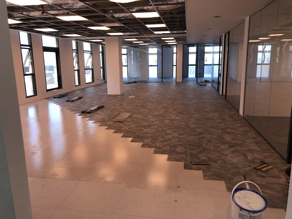 Plateaux bureaux INWI Casablanca, revêtement vinyle par Ofloor